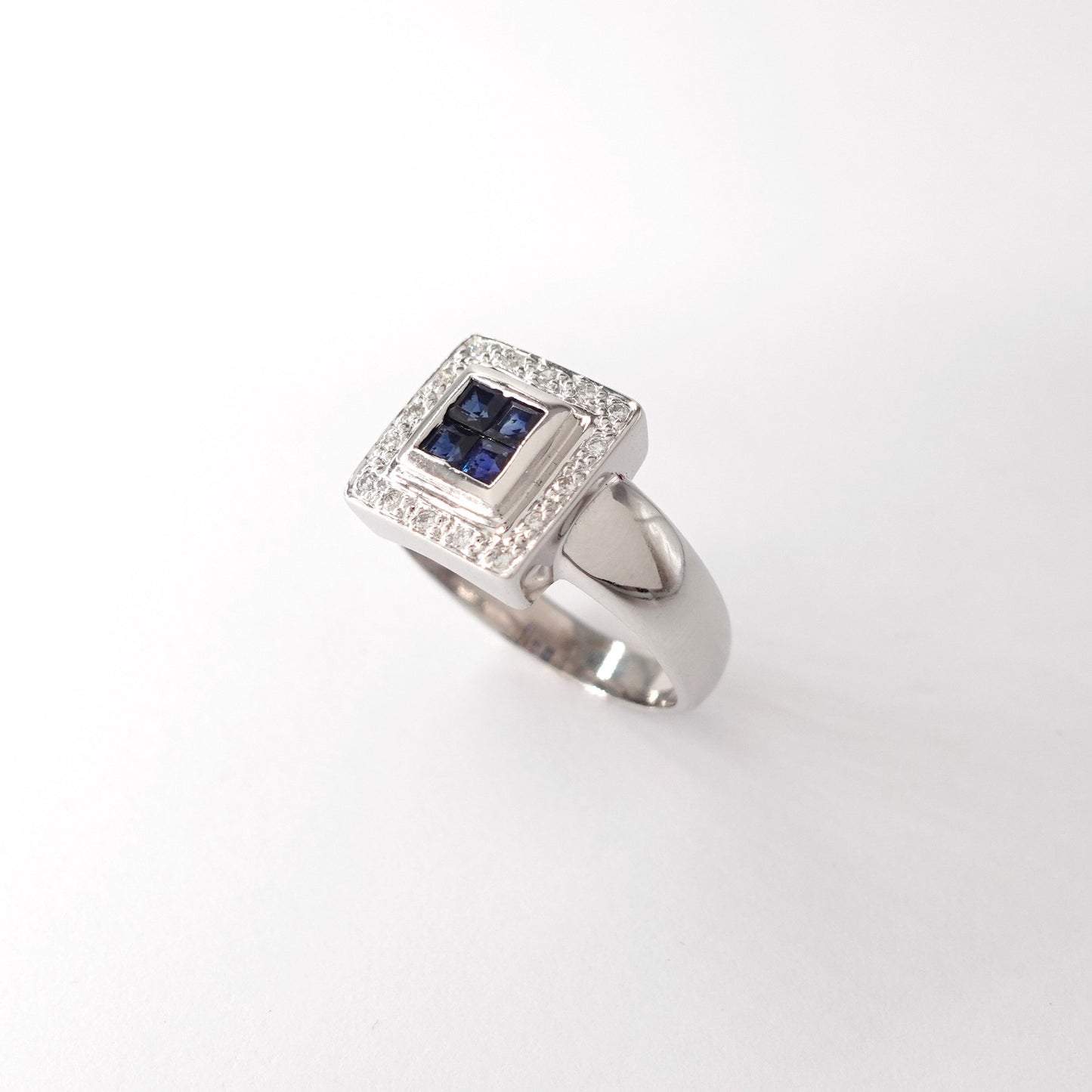 Anello con diamanti  e zaffiri sintetici
