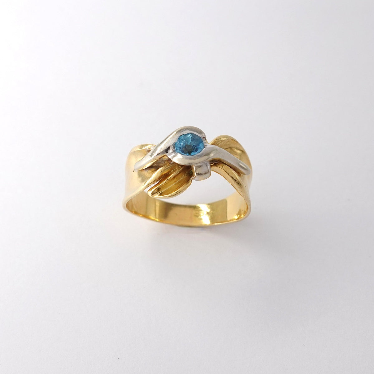 Anello fiocco con topazio
