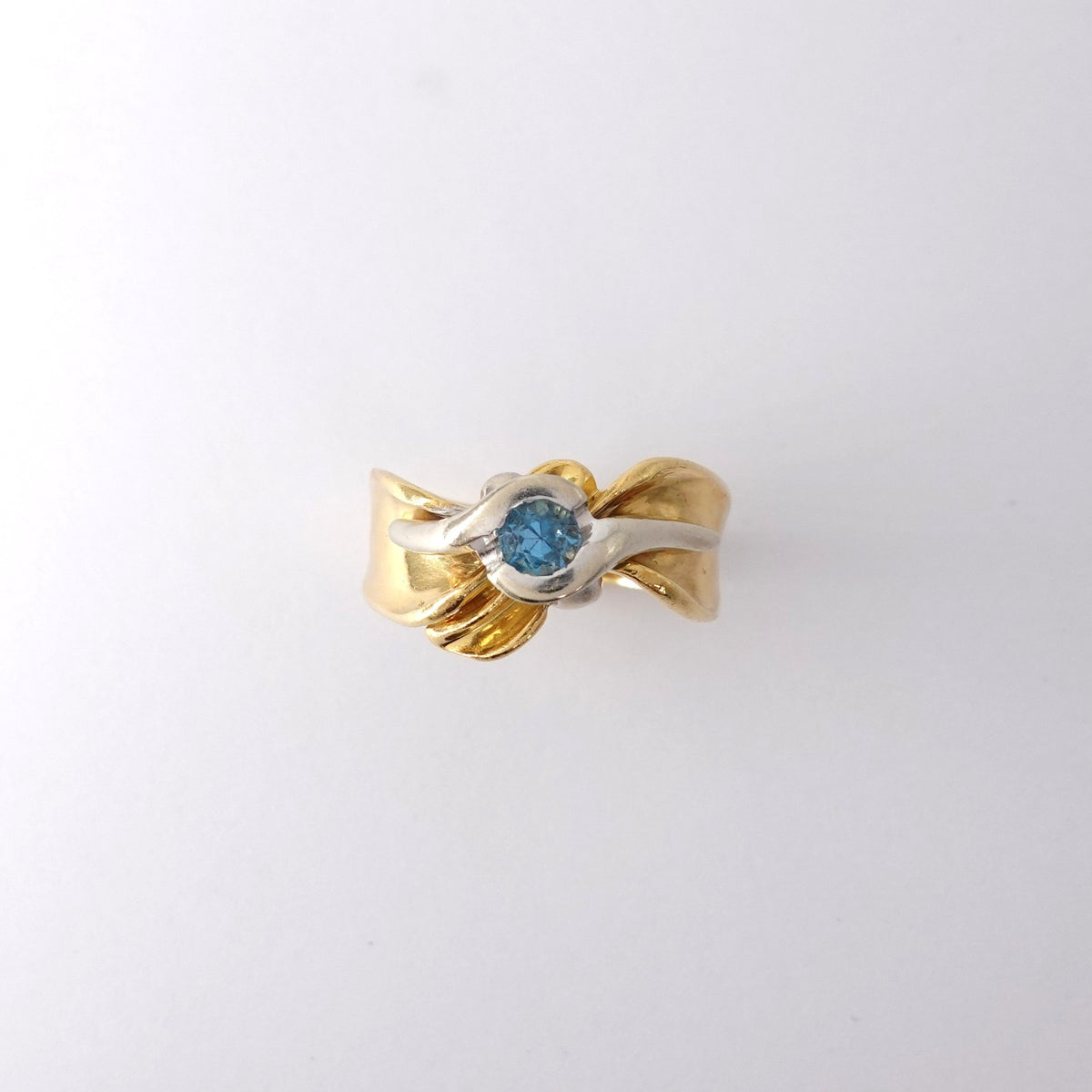 Anello fiocco con topazio