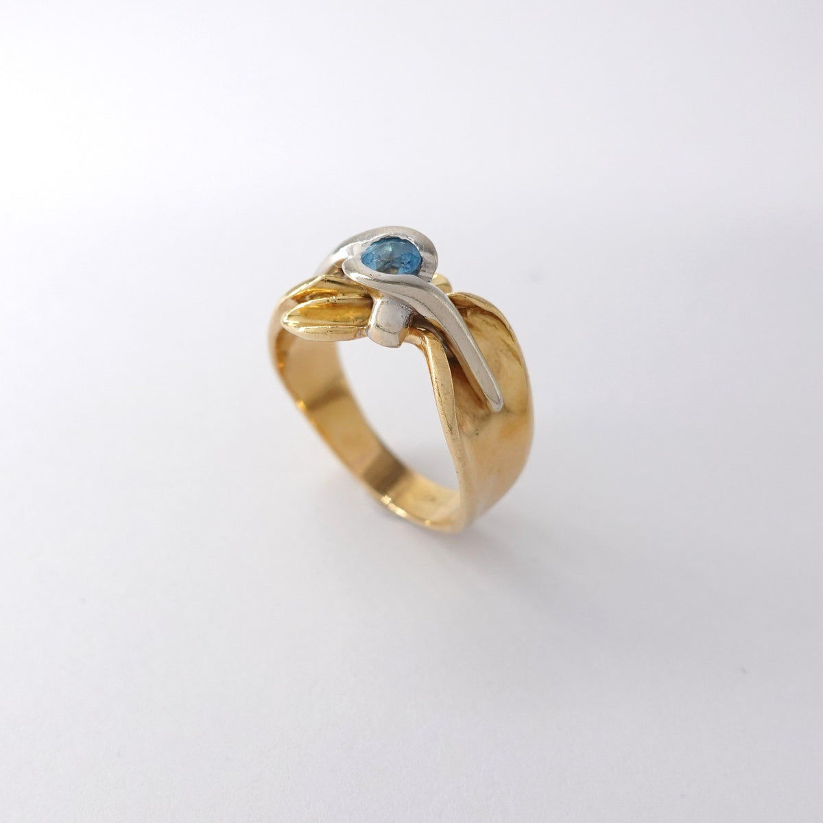 Anello fiocco con topazio
