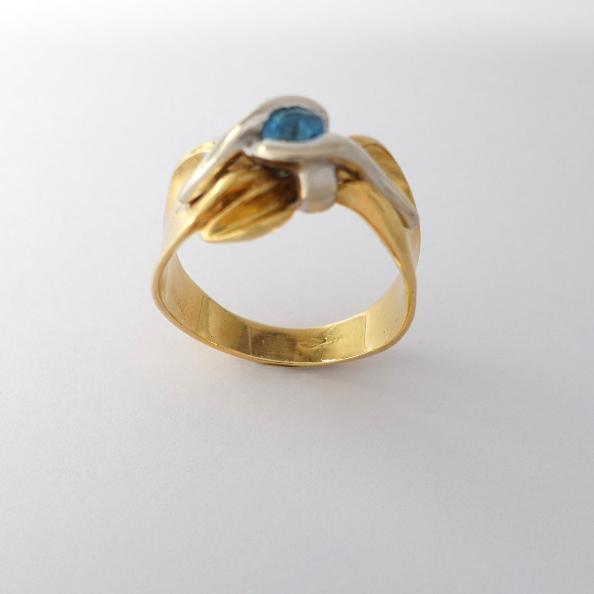 Anello fiocco con topazio