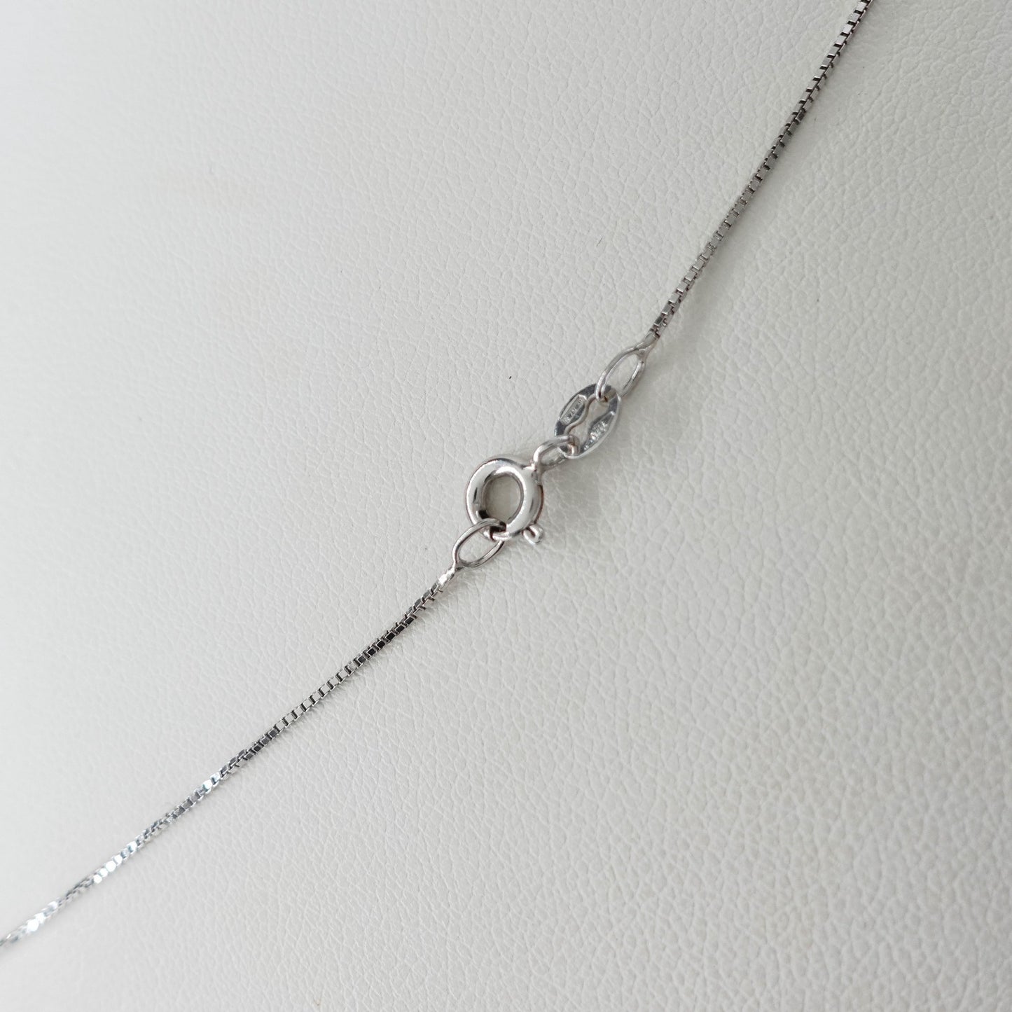 Catenina con zaffiri e diamanti