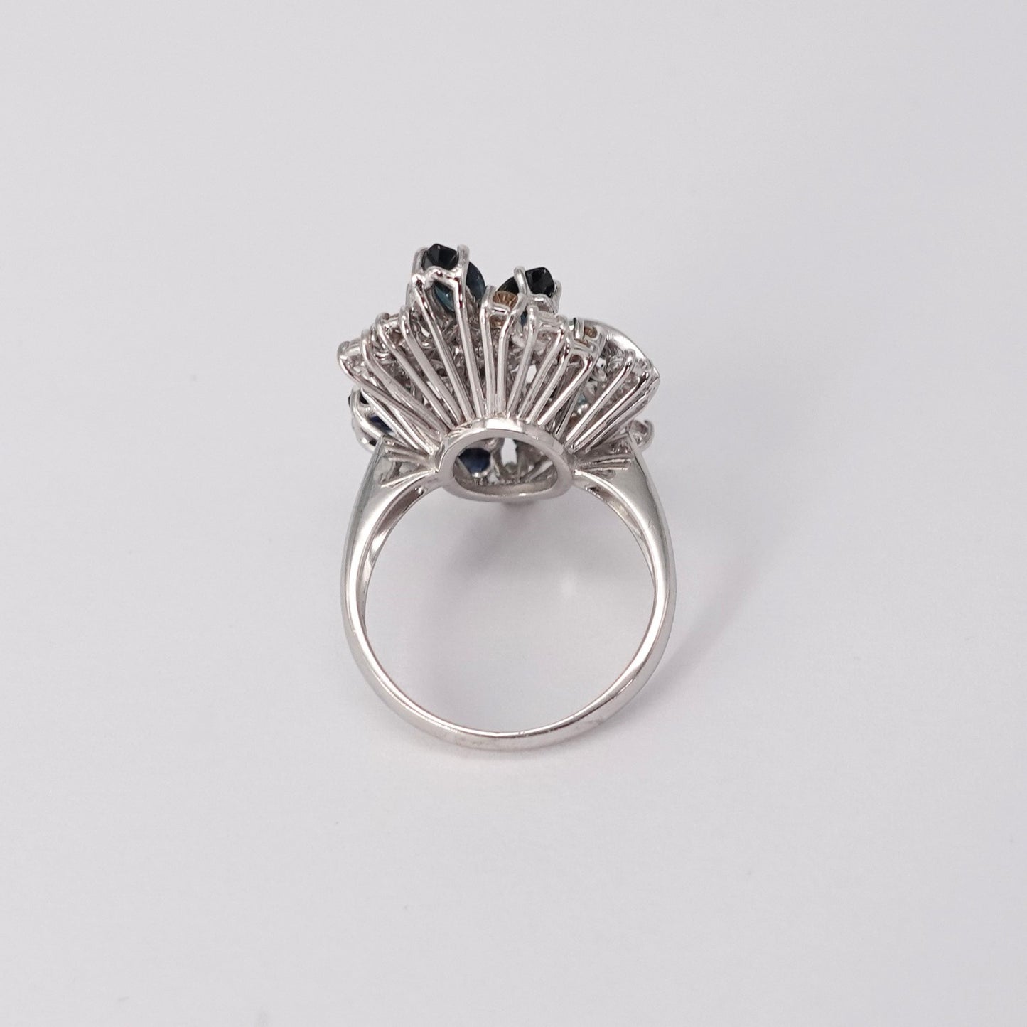 Anello con diamanti e zaffiri