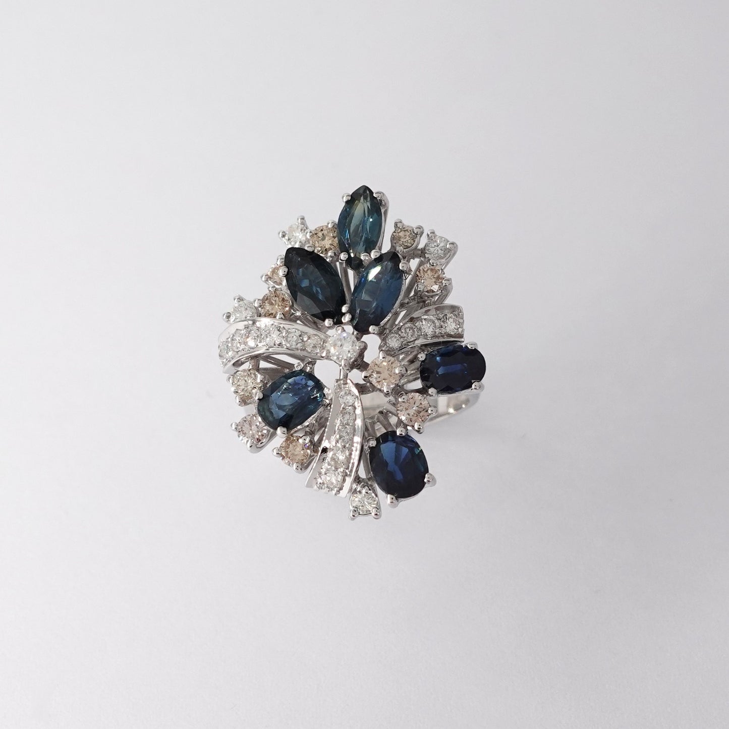 Anello con diamanti e zaffiri
