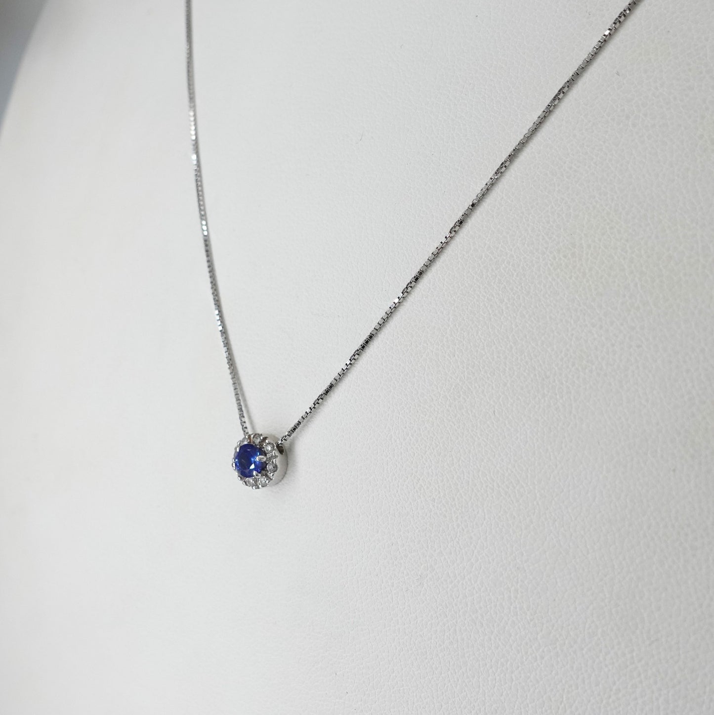 Catenina con zaffiri e diamanti