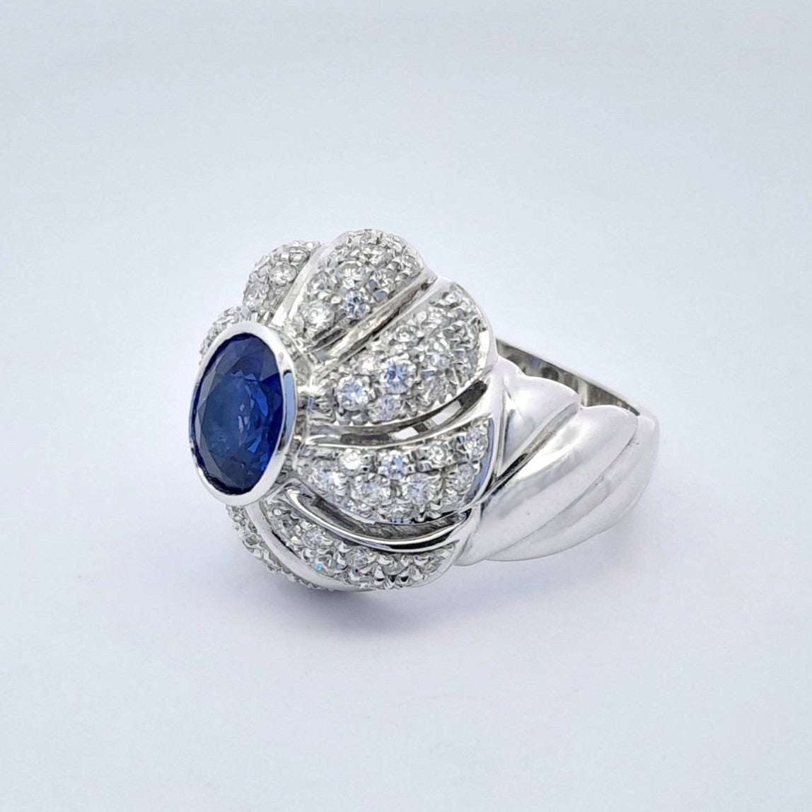 Anello in oro bianco con Zaffiro e Diamanti